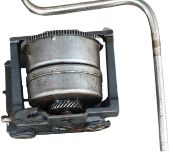 GURUBU 18 S MANUFACTURADO ALMAN CİFT ZEMBEREKLİ GRAMOFON MOTORU KURMA KOLUYLA BİRLİKDE ORJINAL PARCA