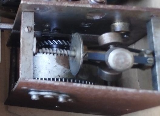 GRAMOFON MOTORU KURMALI CELİK GOVDE TEK ZEMBEREK PARCA KULLANIMINA UYGUNDUR