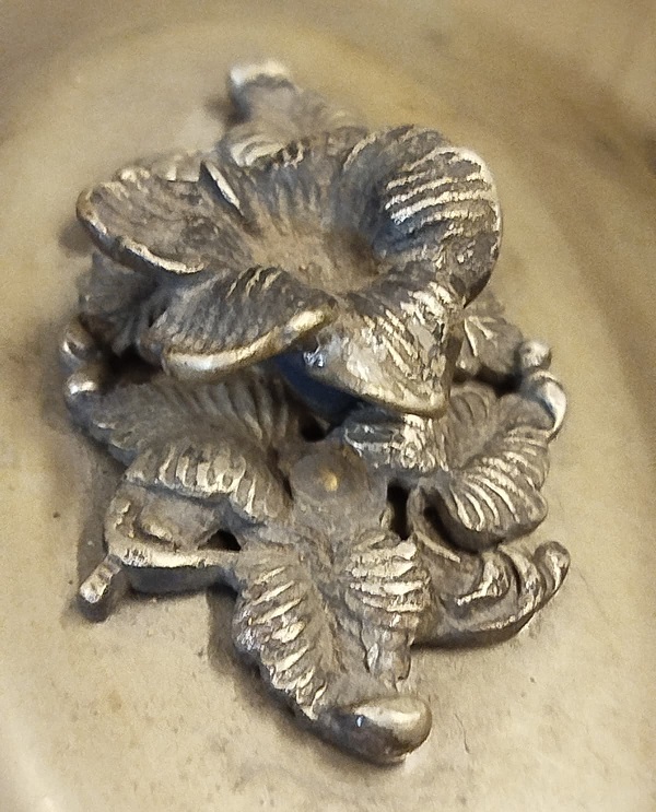 OSMANLI SARAY VE KONAKLARDA KULLANILAN PİRİNC GUMUS KAPLAMA KAPAKLI OVAL SAGAN KAPAK TUTMA KISMI GUL FORMUNDA