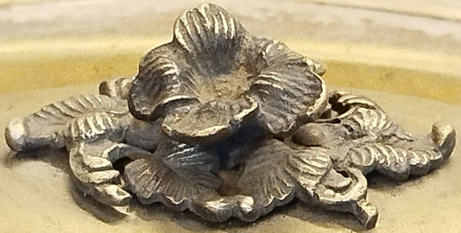 OSMANLI SARAY VE KONAKLARDA KULLANILAN PİRİNC GUMUS KAPLAMA KAPAKLI OVAL SAGAN KAPAK TUTMA KISMI GUL FORMUNDA