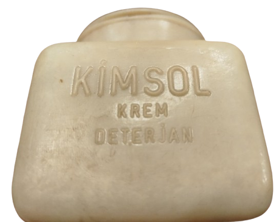 1970 KİMSOL KREM DETERJAN KAPAKLI KARE PLASTİK KUTU İÇERSİNDE COK AZ BİRAZ KALMIS
