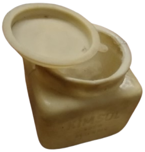 1970 KİMSOL KREM DETERJAN KAPAKLI KARE PLASTİK KUTU İÇERSİNDE COK AZ BİRAZ KALMIS