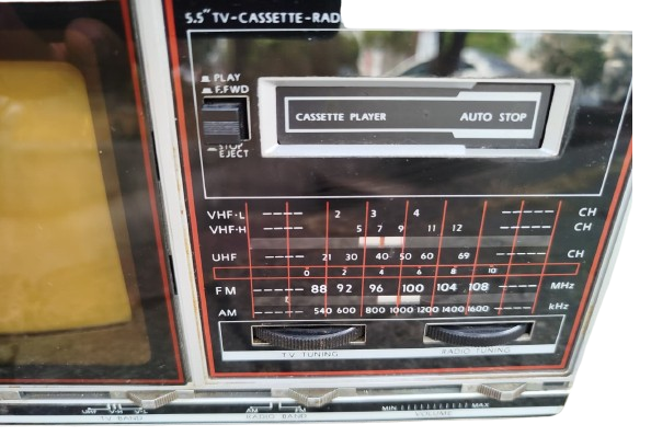 ACTION 5,5 TV CASSETTE RADIO TASINABİLİR MİNİ RADIO TEYP TELEVİZYON KAMP PİKNİK KARAVAN SİYAH BEYAZ