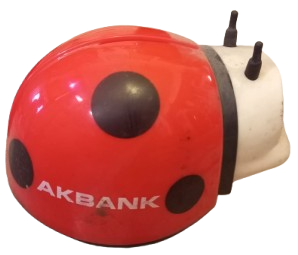 AKBANK UĞUR BÖCEĞİ ŞEKLİNDE TASARLANMIS PLASTİK KUMBARA .KIRMIZI VE SİYAH RENKTE 