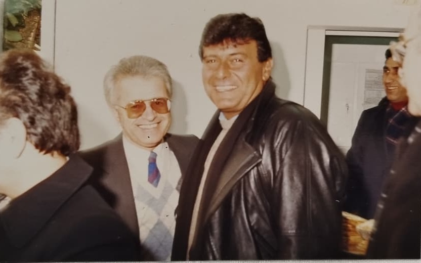 SANATCI FERDİ ÖZBEGEN  BİR ACILISDA İSTANBUL EMNIYET MUDURU İLE RENKLİ FOTOGRAF