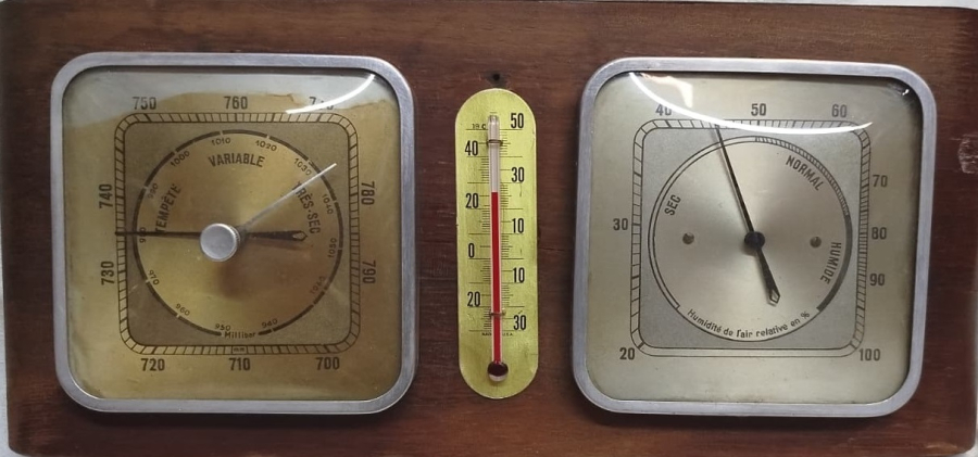 TERMOMETRE BAROMETRE YAGMUR  BASINC DERECE TEK AHSAP PANELDE  CİFT KARE ONLERİ CAMLI PANDULLU