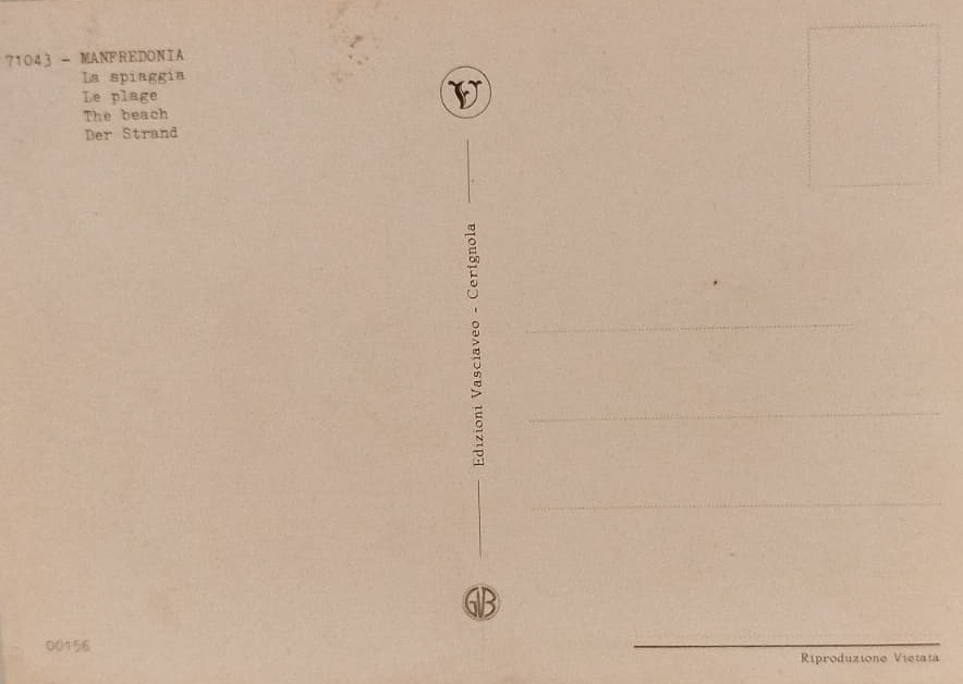 1970 BU KARTPOSTAL, İTALYA’DA MANFREDONIA ŞEHRİNİN PLAJINI TANITAN BİR TEBRİK KARTIDIR. ÖN YÜZÜNDE KALABALIK BİR PLAJ