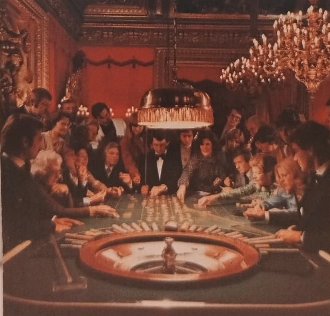 1970 KARTPOSTAL BADEN-BADEN'DEKİ CASINO BİNASINI VE RULET MASASINDA KUMAR OYNAYAN İNSANLARI