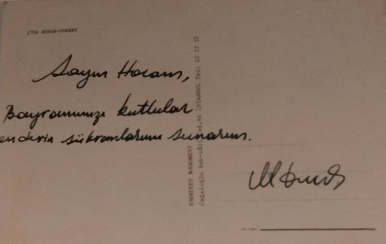 1970 KARTPOSTAL TEBRİK KARTI, BURSA ŞEHRİNİ TANITAN BİR POSTALDIR. ÖN YÜZÜNDE BURSA’NIN DAĞ MANZARALI BİR CADDE GÖRÜNTÜSÜ