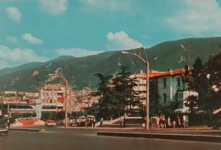 1970 KARTPOSTAL TEBRİK KARTI, BURSA ŞEHRİNİ TANITAN BİR POSTALDIR. ÖN YÜZÜNDE BURSA’NIN DAĞ MANZARALI BİR CADDE GÖRÜNTÜSÜ