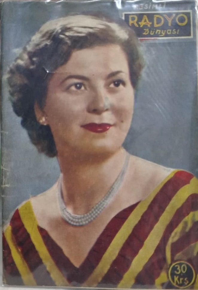 RESİMLİ RADYO DÜNYASI RENKLİ KAPAK RESİM NERİMAN ALTINDAG SAYI 9 1950 -1953 YILLARI ARASINDA YAYIMLANMIŞ BİR MAGAZİN DERGİSİDİR