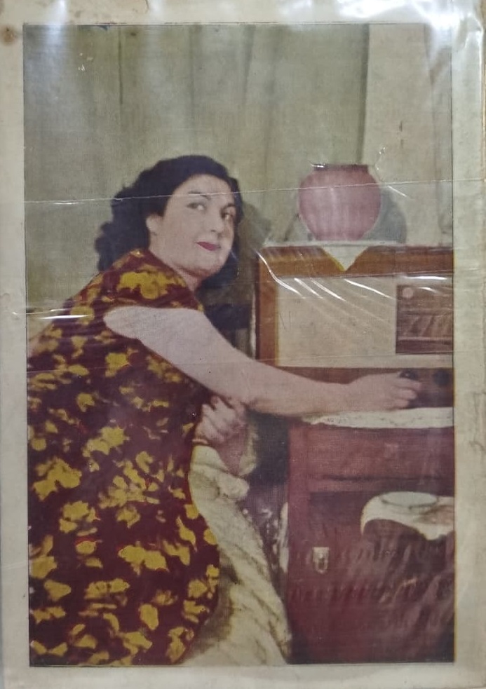 RESİMLİ RADYO DÜNYASI RENKLİ KAPAK RESİM NERİMAN ALTINDAG SAYI 9 1950 -1953 YILLARI ARASINDA YAYIMLANMIŞ BİR MAGAZİN DERGİSİDİR