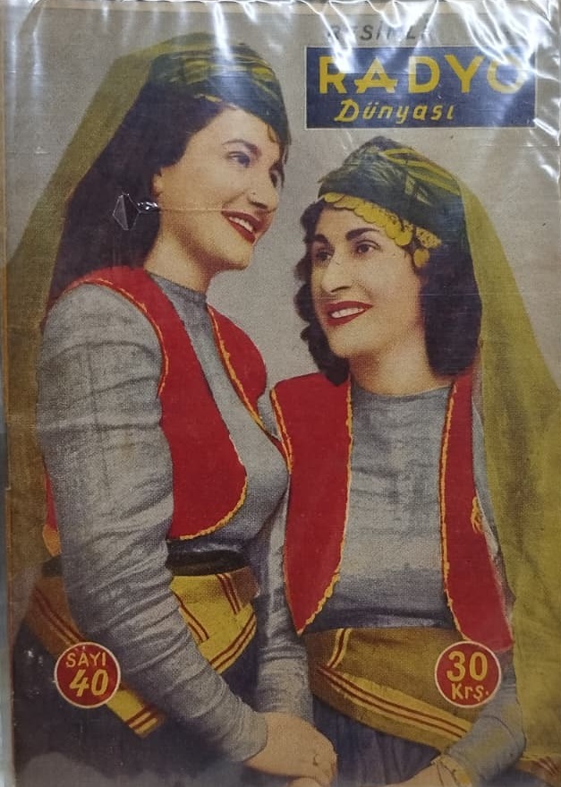 RESİMLİ RADYO DÜNYASI ON KAPAK COSKUN KARDESLER RESİMLİ  SAYI 40" 1950-1953 YILLARI ARASINDA YAYIMLANMIŞ BİR MAGAZİN DERGİSİDİR 