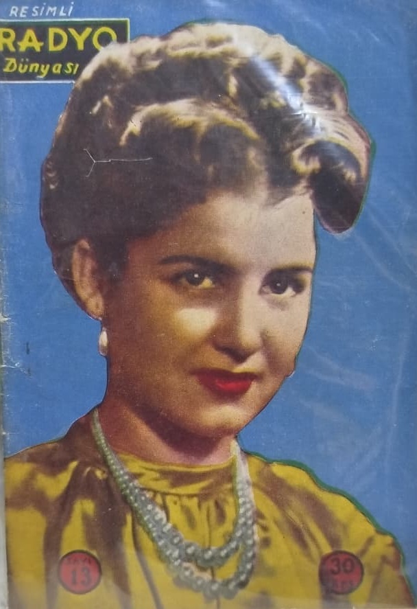 RESİMLİ RADYO DÜNYASI ON KAPAK NECLA İZ ARKA KAPAK AKİLE ARTUN  RESİMLİ  SAYI 13 " 1950-1953 YILLARI ARASINDA YAYIMLANMIŞ BİR MAGAZİN DERGİSİDİR