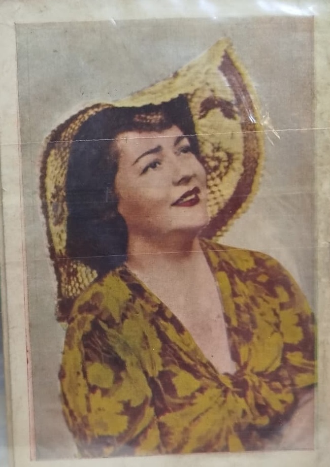 RESİMLİ RADYO DÜNYASI ON KAPAK NECLA İZ ARKA KAPAK AKİLE ARTUN  RESİMLİ  SAYI 13 " 1950-1953 YILLARI ARASINDA YAYIMLANMIŞ BİR MAGAZİN DERGİSİDİR