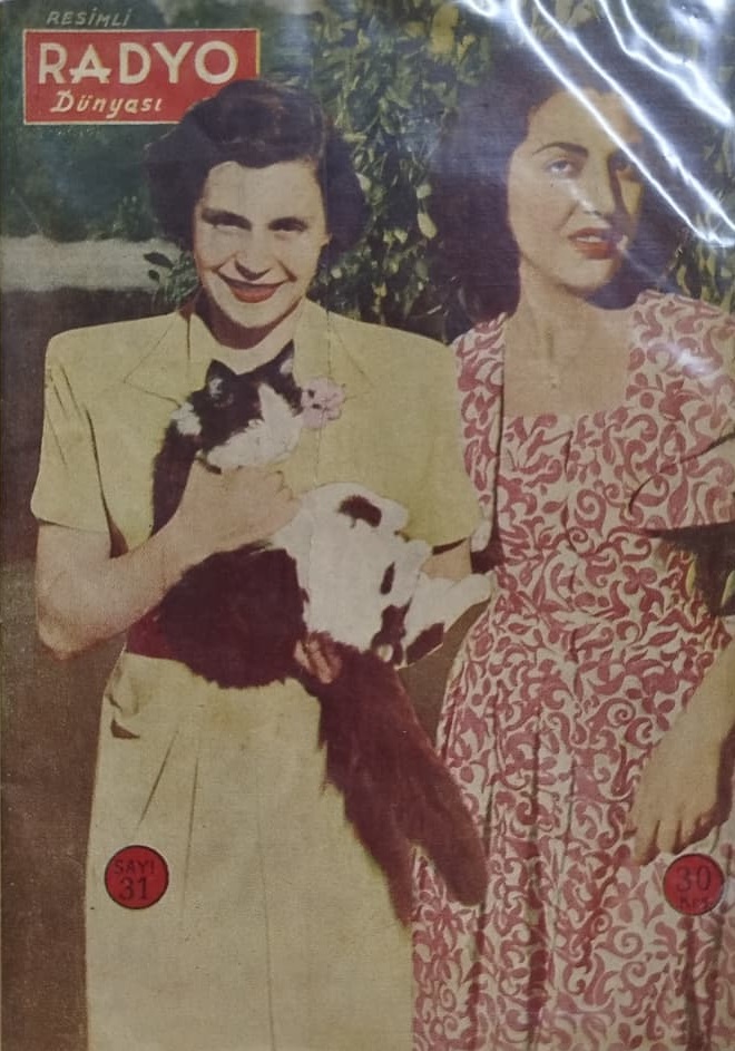 RESİMLİ RADYO DÜNYASI ON KAPAK NEVİN DEMİRDOGEN İLE SAİME SİNAN RESİMLİ  SAYI 31" 1950-1953 YILLARI ARASINDA YAYIMLANMIŞ BİR MAGAZİN DERGİSİDİR