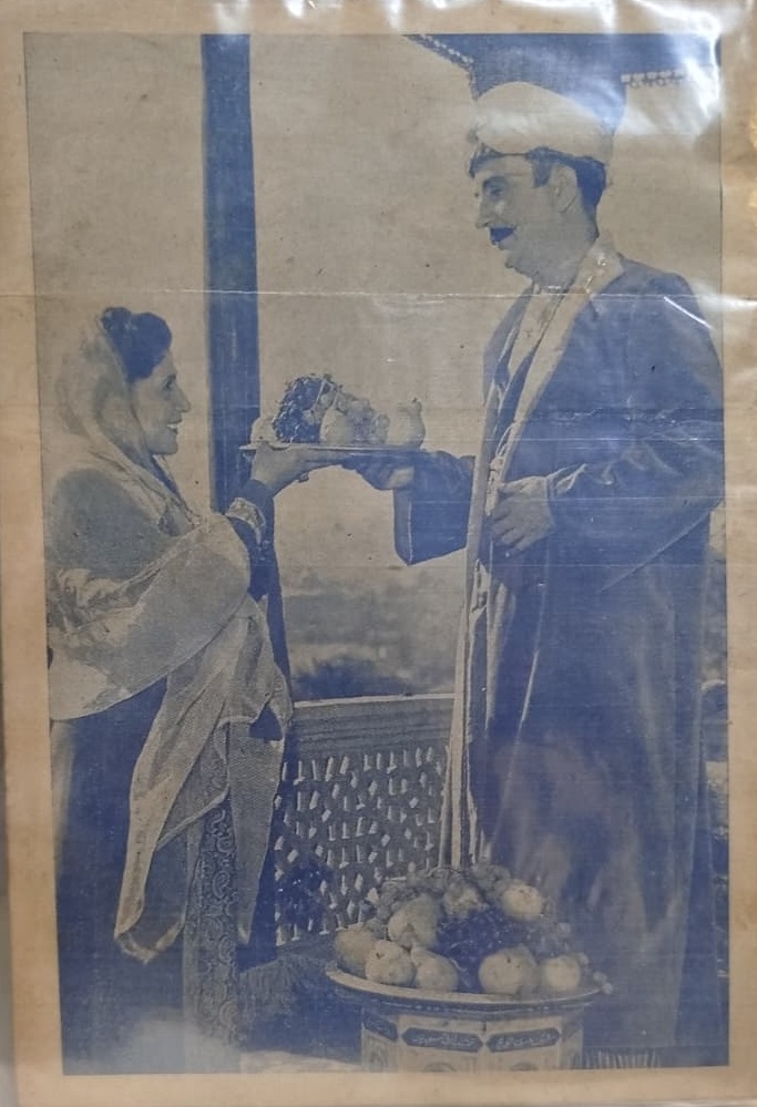 RESİMLİ RADYO DÜNYASI ON KAPAK PERİHAN ALTINDAG SOZERİ RESİMLİ  SAYI 42 " 1950-1953 YILLARI ARASINDA YAYIMLANMIŞ BİR MAGAZİN DERGİSİDİR