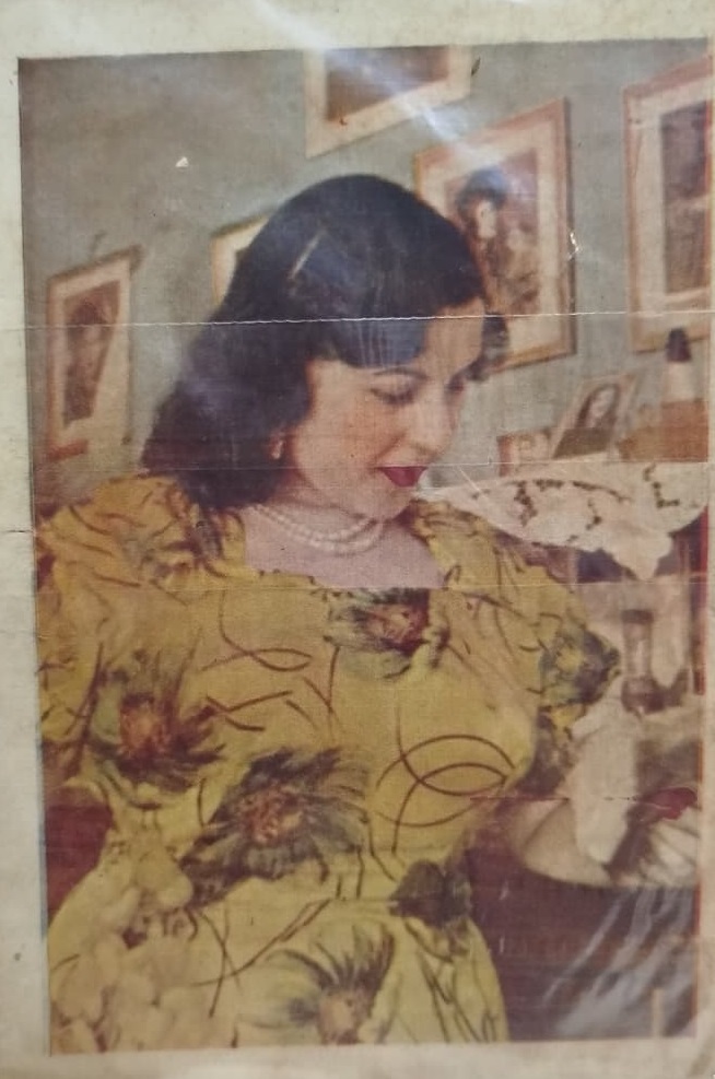 RESİMLİ RADYO DÜNYASI ON KAPAK AHMET USTUN ARKA KAPAK SUZAN GUVEN RESİMLİ  SAYI 14 1950 -1953 YILLARI ARASINDA YAYIMLANMIŞ BİR MAGAZİN DERGİSİDİR 