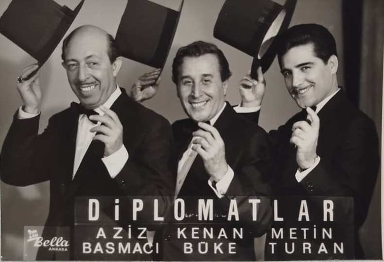  DİPLOMATLAR KOMEDİ GURUP AZİZ BASMACI  KENAN BUKE METİN TURAN SİYAH BEYAZ FOTOGRAF