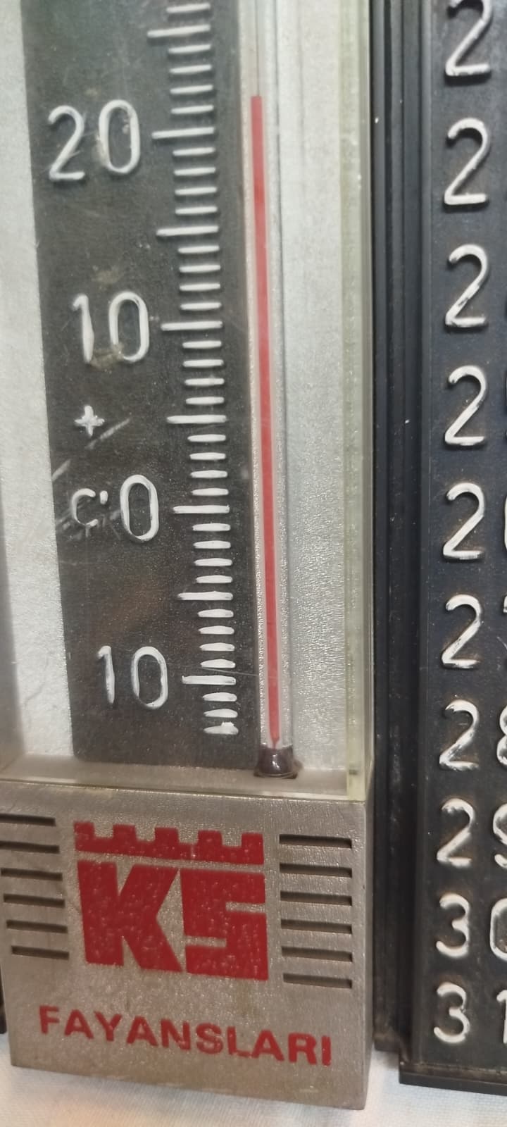 TERMOMETRE EV İCİ SICAKLIK  SOGUKLUK OLCER DERECE CAM CUBUK İCERSİNDE KIRMIZI CIVA PLASTİK CANAKKALE FAYANSLARI 20 YIL ANISINA