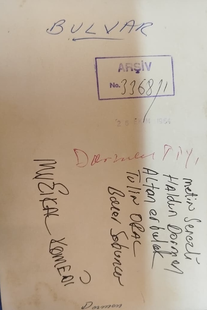 BASAR SABUNCU DİROKSİYONDA ALTAN ERBULAK ARKASIDA TULİN ORAL SONRA HALDUN DORMEN EN SONDA AYAKTA OLAN  METİN SEREZLİ 