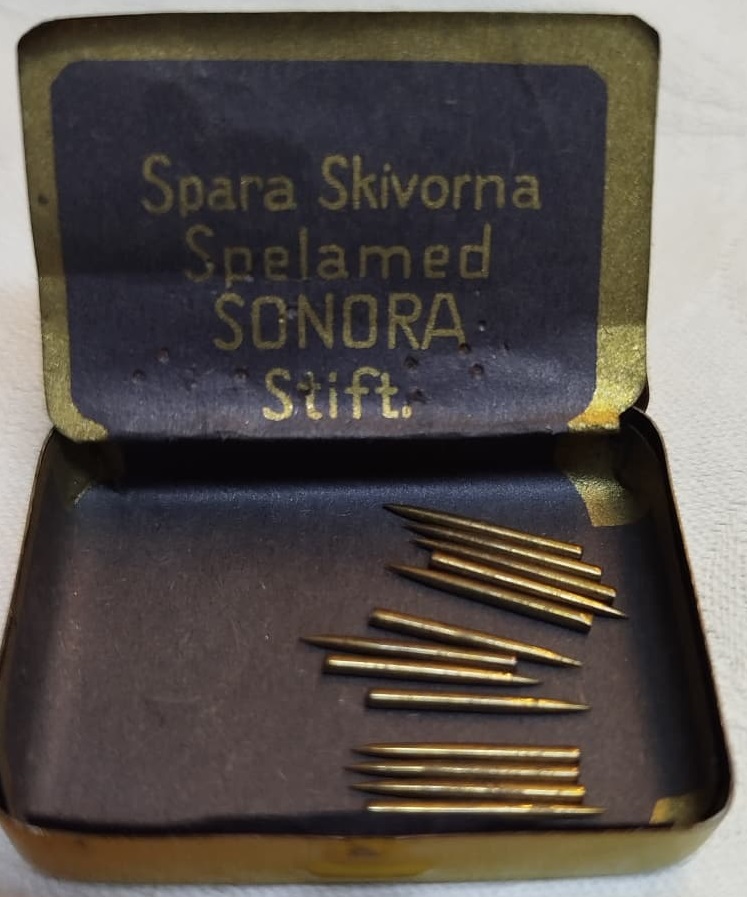 SPELA MED  SONORA GYLLEN NAL TENEKE KAPAKLI GRAMOFON İGNE KUTUSU