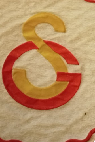 GALATASARAY LOGOLU SARI KIRMIZI YURDISINDA YAPTIRILMIS ETİKET