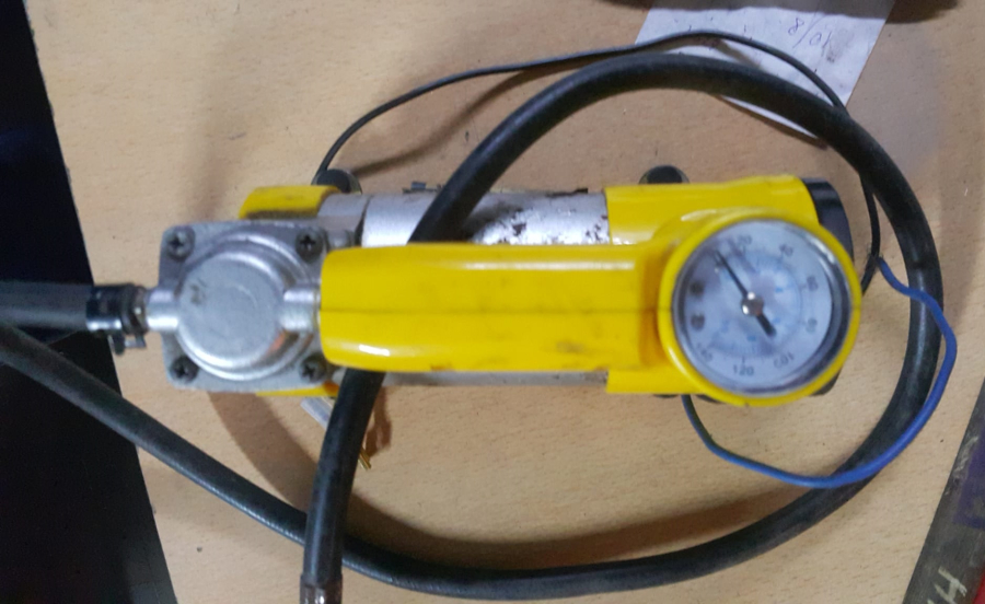 140 psi basınclı metal govde italyan oto lastik sisirme  hava komprasor analog  ibre gostergeli ikaz lambalı 12 volt 