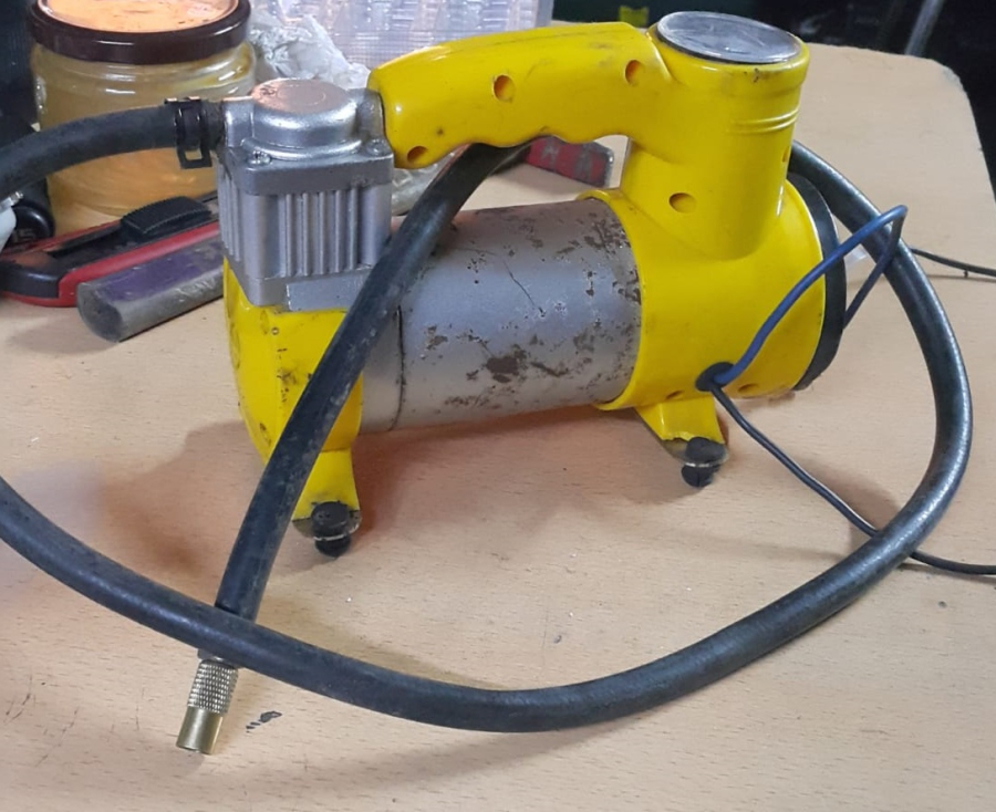 140 psi basınclı metal govde italyan oto lastik sisirme  hava komprasor analog  ibre gostergeli ikaz lambalı 12 volt 