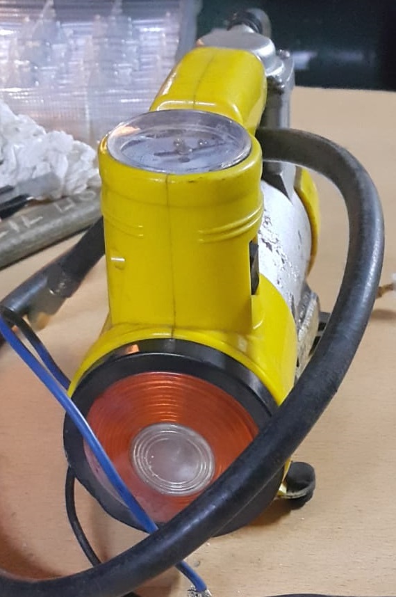 140 psi basınclı metal govde italyan oto lastik sisirme  hava komprasor analog  ibre gostergeli ikaz lambalı 12 volt 