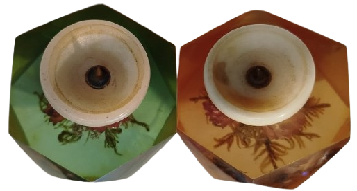 1960 İKİ ADET POLI KARBON AKRİLİK İCERSİNDE KURUTULMUS CANLI CİCEKLER UST KISIMLAR MERMER MUMLUK