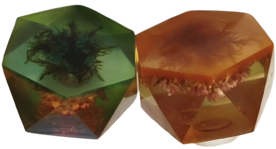 1960 İKİ ADET POLI KARBON AKRİLİK İCERSİNDE KURUTULMUS CANLI CİCEKLER UST KISIMLAR MERMER MUMLUK