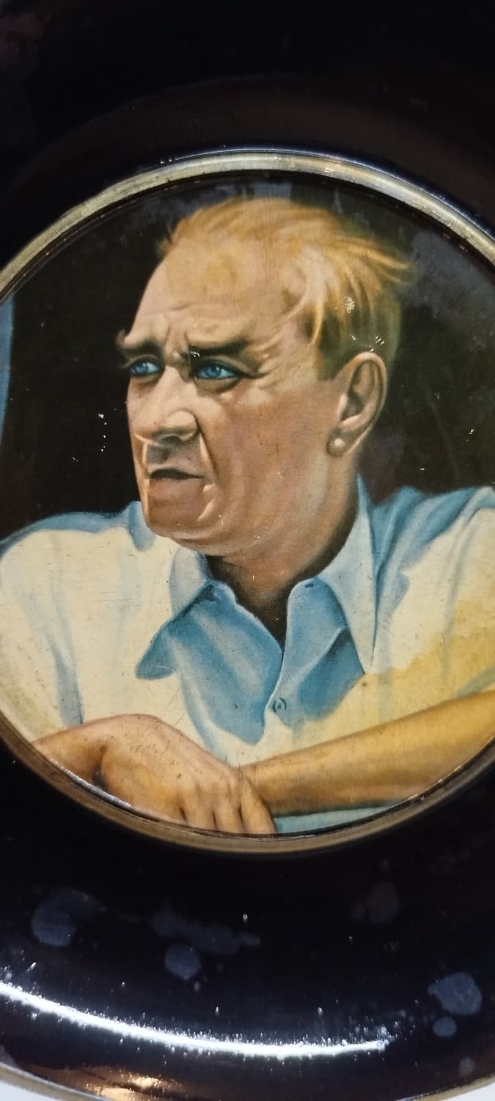 MUSTAFA KEMAL ATATURK SAMSUNA GIDERKEN KARA KOMURLU TRENİN KOMPARTIMAN PENCERESİNDEN BAKERKEN