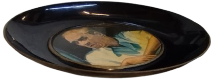 MUSTAFA KEMAL ATATURK SAMSUNA GIDERKEN KARA KOMURLU TRENİN KOMPARTIMAN PENCERESİNDEN BAKERKEN