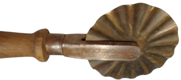 OSMANLI PAZARINA YAPILMIS HAMUR KESİCİ AHSAP SAP GOVDE DEMİR KESİCİ KISIM BRONZ