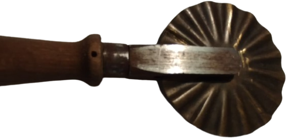 OSMANLI PAZARINA YAPILMIS HAMUR KESİCİ AHSAP SAP GOVDE DEMİR KESİCİ KISIM BRONZ