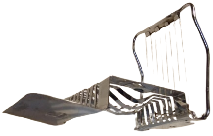 HASLANMIS YUMURTA DİLİMLEYİCİ MEKANİK EL İLE TEL YARDIMIYLA KESİLMEKTE