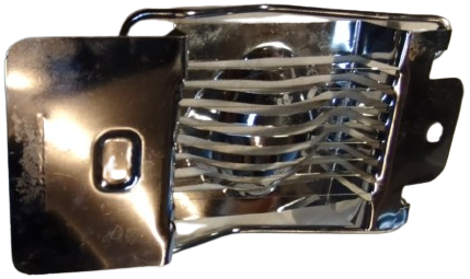 HASLANMIS YUMURTA DİLİMLEYİCİ MEKANİK EL İLE TEL YARDIMIYLA KESİLMEKTE