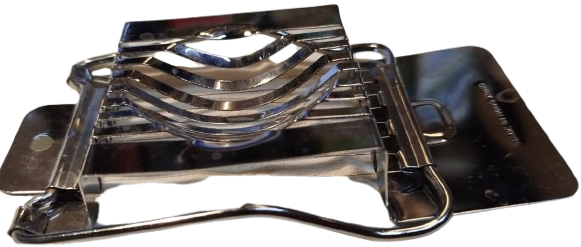 HASLANMIS YUMURTA DİLİMLEYİCİ MEKANİK EL İLE TEL YARDIMIYLA KESİLMEKTE