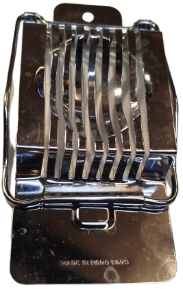 HASLANMIS YUMURTA DİLİMLEYİCİ MEKANİK EL İLE TEL YARDIMIYLA KESİLMEKTE