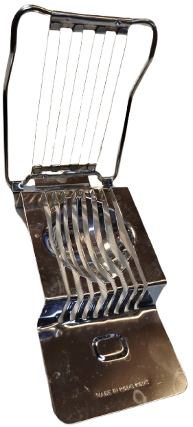 HASLANMIS YUMURTA DİLİMLEYİCİ MEKANİK EL İLE TEL YARDIMIYLA KESİLMEKTE