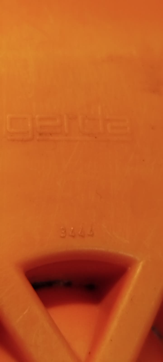 GERDA 3444 PORTAKAL RENK HASLANMIS YUMURTA DİLİMLEYİCİ MEKANİK EL İLE TEL YARDIMIYLA KESİLMEKTE