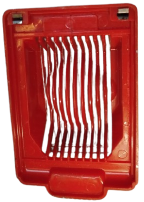 KIRMIZI PLASTİK HASLANMIS YUMURTA DİLİMLEYİCİ MEKANİK EL İLE TEL YARDIMIYLA KESİLMEKTE