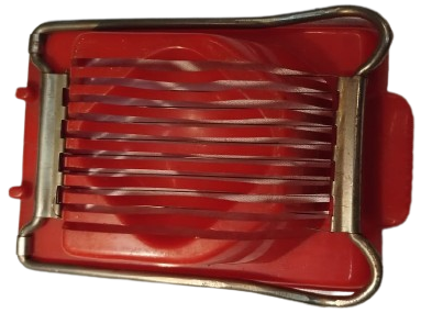 KIRMIZI PLASTİK HASLANMIS YUMURTA DİLİMLEYİCİ MEKANİK EL İLE TEL YARDIMIYLA KESİLMEKTE