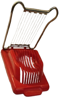 KIRMIZI PLASTİK HASLANMIS YUMURTA DİLİMLEYİCİ MEKANİK EL İLE TEL YARDIMIYLA KESİLMEKTE