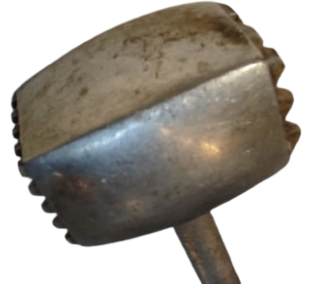 UZUN SAPI VE KÜP ŞEKLİNDE TIRTILLI BAŞI OLAN ALUMİNYUM METAL ÇEKİÇ SERT ET PARÇALARINI İNCELTMEK VE YUMUŞATMAK