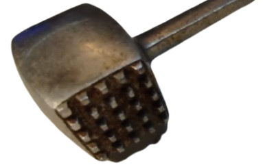 UZUN SAPI VE KÜP ŞEKLİNDE TIRTILLI BAŞI OLAN ALUMİNYUM METAL ÇEKİÇ SERT ET PARÇALARINI İNCELTMEK VE YUMUŞATMAK