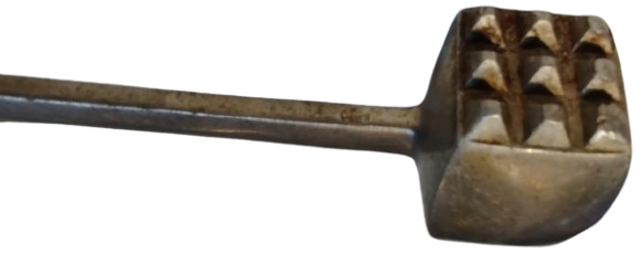 UZUN SAPI VE KÜP ŞEKLİNDE TIRTILLI BAŞI OLAN ALUMİNYUM METAL ÇEKİÇ SERT ET PARÇALARINI İNCELTMEK VE YUMUŞATMAK