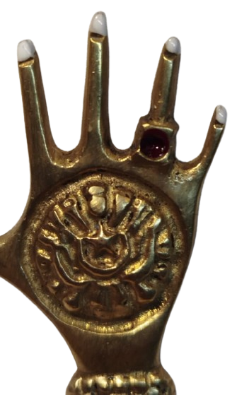 PİRİNC DOKUM SİSE KAPAK GOZOZ ACACAK EL SEKLİNDE OJELİ TIRNAKLAR VE PARMAGINDA TEK TAS YUZUK