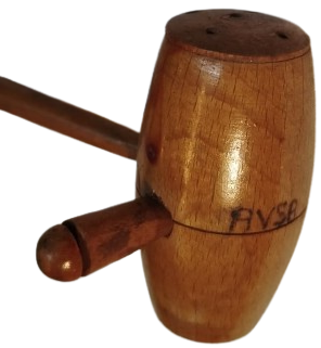 AHSAP SAPLI CEKİC FORMUNDA TASARLANMIS MASA UZERİ TUZLUK VEYA KARABİBERLİK